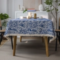 Frans vintage blauw bloemen tafelkleed met franjes op een houten eettafel binnen - Jacquard Blauwe Vlinder Met Witte Kwastjes / 60*60cm
