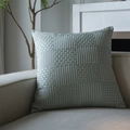 Moderner Kissenbezug in Salbeigrün mit Jacquard-Muster auf einem grauen Sofa - 40x60cm / Grünes Gitter Kissenbezug
