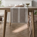 Camino de mesa nórdico a rayas marrones y beige con bordado de ondas blancas decorativo - 33x140 Camino de Mesa / Línea Única Café + Borde Dobladillado