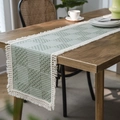 Salbeigrüner geometrischer Jacquard-Tischläufer mit weißen Fransen auf Holztisch - Grün / 33X140cm