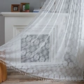 Weiße Boho Häkelspitzengardine mit Blumenmuster und Quasten für Wohnzimmerfenster - Stangentasche / 150x180cm / Weiß Punkt Häkeln (Weiße Quasten)
