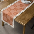 Nordischer Tischläufer mit orange-weißem Karomuster und weißen Fransenborten - Orange / 33X140cm