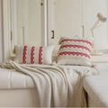 Cuscino jacquard per divano con ricamo a cuore rosso e dettagli di nappe per la casa - 40x60cm / Cuore Rosso + Quattro Nappine Bianche (Senza Interno)