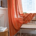 Getextureerd oranje linnen gordijn met wit geometrisch borduursel en franjeafwerking - 132cmx220cm / Roede pocket / Brandend Oranje (Geometrisch Borduurwerk + Kwastjes)