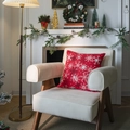 Funda de cojín navideño rojo con copos de nieve blancos en un sofá acogedor de estilo nórdico - 60x60cm / Copo de Nieve Rojo