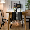 Runner da tavola moderno in tessuto bianco e nero con nappe su un tavolo da pranzo - Nero Geometrico + Nappe Bianche / 35*220cm