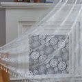 Elegante tenda in pizzo bianco con motivi floreali circolari e rifinitura con frange - Stile Uncinetto a Pois (Ganci) / 150*160 / Bianco