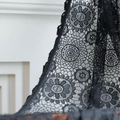 Elegante tessuto per tende all'uncinetto nero con un complesso motivo floreale traforato - Stile Uncinetto a Pois (Tasca per Asta) / 150*160 / Nero