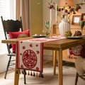 Chemin de table chinois traditionnel beige et rouge avec des détails de glands - Style Découpage de Papier Rouge (Standard)