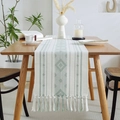 Runner da tavola boho con motivi geometrici verdi e dettagli di frange con nappe - Verde Chiaro Geometrico + Nappe Fatte a Mano / 35*220cm