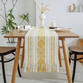 Runner da tavola boho con motivo geometrico giallo e nappe su un tavolo in legno - Giallo Brillante Geometrico + Nappe Fatte a Mano / 35*120cm