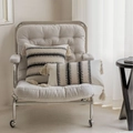 Set cuscini boho beige con motivi geometrici e nappe su una moderna poltrona comoda - 40x60cm / Albero Nero della Foresta + Quattro Nappine Bianche (Senza Interno)