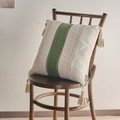 Cuscino boho crema con fascia tessuta verde scuro, pizzo bianco e nappe negli angoli - 40x60cm / Centro Verde