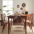Runner da tavola jacquard floreale classico con nappe vintage su un tavolo in legno - 33x120cm / Retro Iris Nero Floreale (Jacquard Iris Nero Nappe Rosse)