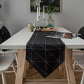 Chemin de table noir moderne avec motif géométrique blanc sur une table en bois - Chemin de Table Double Couche 30x140cm / Damier Noir