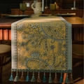 Klassieke gele tafelloper met Paisley jacquard en blauwe franjes op houten tafel - 35-300 / Geel Phoenix Staart Lotus (Blauw Kwastjes)