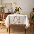 Tovaglia rettangolare in lino crema con ricami di foglie e eleganti frange con nappe - Foglia di Caffè Ricamata Beige
