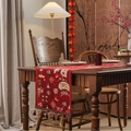 Chemin de table rouge festif avec motifs traditionnels, glands et vœux de bonheur - Fortune Auspicieuse (Standard)