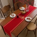 Chemin de table rouge festif avec broderie Fu dorée et glands décoratifs - Calebasse Rouge (Standard)