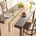 Chemin de table bohème avec glands et rayures marron crème sur table en bois - Jute Triple Rayure Gland Blanc / Taille Spéciale