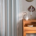 Rideau blanc en lin avec broderie verticale cyan et détails de franges blanches - 132x45cm / Green Stripe White Base Tassel Edge (Rod Pocket)