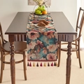 Vintage bloemen jacquard tafelloper met kleurrijke kwastjes op een houten tafel - Kapok Jacquard Rode Kwastjes / Korte Loper