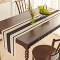 Chemin de table moderne crème avec rayures noires et franges à glands sur table en bois - Noir Triple Rayure Gland Blanc / Taille Spéciale