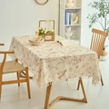 Mantel rectangular beige con estampado vintage de flores y pájaros y borlas blancas - 60x60cm / Estampado de Pájaros y Flores Beige