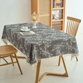 Mantel rectangular gris oscuro con estampado floral blanco y flecos de borlas crema - 60x60cm / Estampado de Hojas Grises