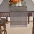 Elegante camino de mesa gris con diseño de espiga y borlas en mesa de madera oscura - 33x50cm / Borla de Papel Tejido Gris Ceniza