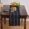 Chemin de table noir moderne à rayures blanches et pompons pour déco de table - 33x120cm / Rayure fine blanche