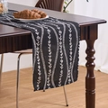 Chemin de table nordique jacquard noir et blanc avec franges sur une table en bois - Set de Table Double Couche 32-45 / Fond noir fleur courbée