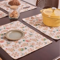 Tovaglietta natalizia beige con motivi di pan di zenzero e alberi su tavolo in legno - 32-45cm / Stampa Natalizia Omino di Pan di Zenzero Bianco