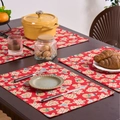 Sottopiatto natalizio rosso con stampe di omini di pan di zenzero e pupazzi di neve - 32-45cm / Stampa Natalizia Omino di Pan di Zenzero Rosso