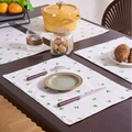 Set di tovagliette in lino con stampa di limoni gialli e cuciture su tavolo in legno - 32-45cm / Stampa mini limone