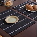 Tovaglietta in tessuto nero a strisce bianche su un tavolo da pranzo in legno rustico - 32-45cm / Stampa a Righe Sottili Bianche