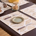 Set tovaglietta con motivo geometrico a onde marrone dorato su tavolo in legno scuro - 32-45cm / Stampa piantine di grano kaki