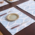 Tovaglietta americana rettangolare con motivo geometrico blu su tavolo in legno - 32-45cm / Stampa piantine di grano blu