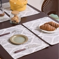 Tovaglietta rettangolare con motivo geometrico grigio su tavolo in legno scuro - 32-45cm / Gray Wheat Seedling Print