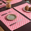 Tovaglietta rettangolare rosa con cuori bianchi in un ambiente da pranzo accogliente - 32-45cm / Stampa cuore rosa