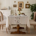Blumig bestickte Tischdecke in Beige mit Vintage-Quasten auf dunklem Holztisch - 140x100CM / Rosa Lycoris (Beige Quasten)
