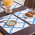 Sottopiatto rettangolare in cotone e lino con motivo geometrico blu su tavolo in legno - 32-45cm / Stampa a diamante blu