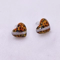 Detalle de pendientes de corazón con estampado de leopardo, cristales y silicona - Pendientes Corazón Estampado Leopardo (Estilo C)