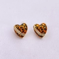 Primer plano detallado de pendientes de corazón con estampado de leopardo y cristales - Pendientes Corazón Dorado Estampado Leopardo (Estilo D)
