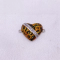 Detalle macro del conector de corazón con estampado de leopardo y piedras de circón - Conector Corazón Estampado Leopardo (Estilo E)