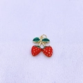 Dettaglio di ciondoli a fragola rossi con semi dorati e finitura in smalto verde - Ciondolo Doppia Fragola Solo (Senza Catena) (B)