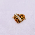 Detalle de conector de joyería en forma de corazón con esmalte de leopardo y cristales - Conector Corazón Dorado Estampado Leopardo (Estilo F)