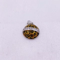 Primer plano detallado de pendientes redondos de leopardo con cristales y acabado plateado - Colgante Redondo Estampado Leopardo (Estilo G)