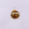 Detalle de pendientes redondos de leopardo con base dorada y banda de diamantes - Colgante Redondo Dorado Estampado Leopardo (Estilo H)