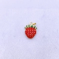 Dettaglio macro ciondolo fragola con smalto rosso, semi dorati e pietre verdi - Ciondolo Fragola Solo (Senza Catena) Con Foglie in Strass (D)
